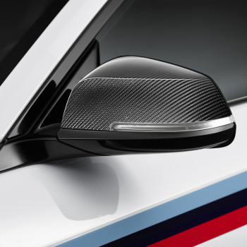 BMW M2 Coupé mit M Performance Zubehör - Detail: Spiegelkappe in Carbon