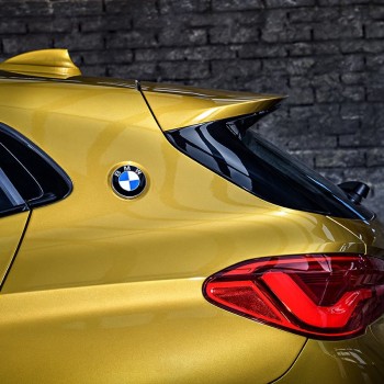Der erste BMW X2 - Detail: C-Säule mit BMW Logo